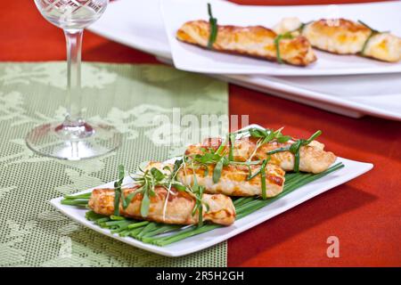 Fourré de fromage, avec cresson et ciboulette, pâte feuilletée, poches de pâte feuilletée, cuite au four Banque D'Images