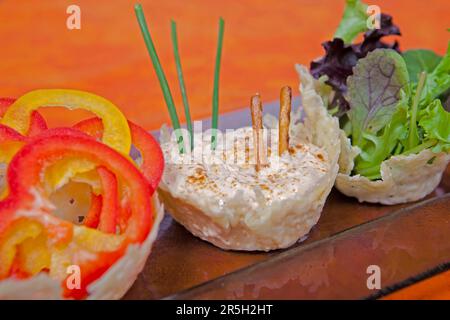 Trempette au fromage Liptauer au fromage blanc et au fromage de montagne suisse, servie avec des légumes crus dans un panier de parmesan, entrée, légumes crus, parmesan Banque D'Images