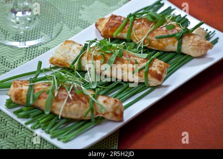 Fourré de fromage, avec cresson et ciboulette, pâte feuilletée, poches de pâte feuilletée, cuite au four Banque D'Images