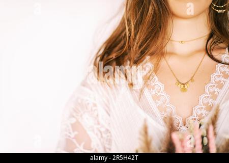 Gros plan sur une belle femme portant des boucles d'oreilles et un collier élégants Banque D'Images