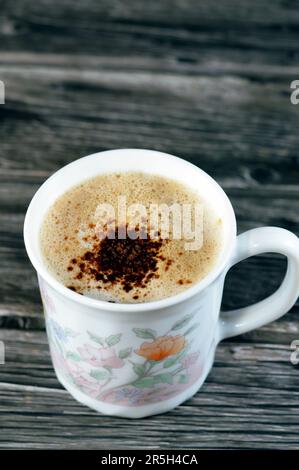 Une tasse de cappuccino recouverte d'une mousse crémeuse et d'un café, une boisson à base d'espresso préparée traditionnellement avec une mousse de lait cuite à la vapeur micro FO Banque D'Images