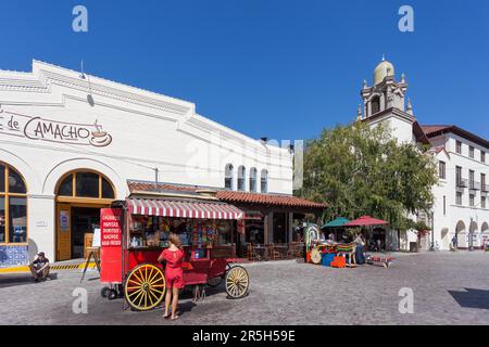 LOS ANGELES, CALIFORNIE, Etats-Unis - AOÛT 10 : chariot alimentaire près de l'entrée de la rue Olvera Los Angeles, Californie, Etats-Unis sur 10 août 2011. Non identifié Banque D'Images