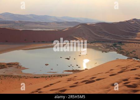 Dunes et lac Temoraer, Sossusvlei, Namibie Banque D'Images