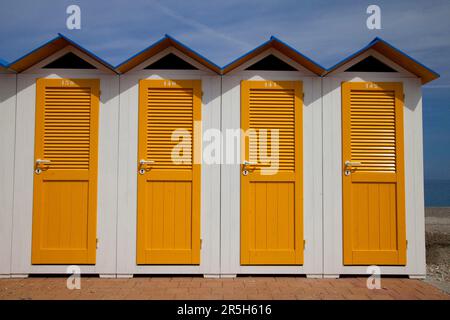 Vestiaires sur la plage, Pietra Ligure, Riviera, Ligurie, Italie Banque D'Images