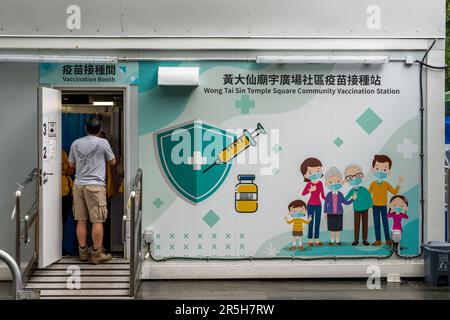 Un centre de vaccination au Temple Wong Tai Sin, Hong Kong, Chine. Banque D'Images