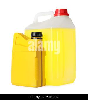 Canisters jaunes avec liquides sur fond blanc Banque D'Images