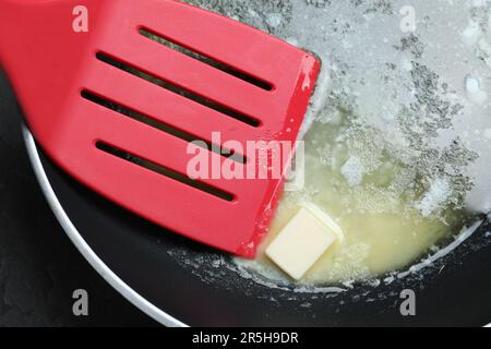 Faire fondre le beurre dans une poêle, vue rapprochée Banque D'Images