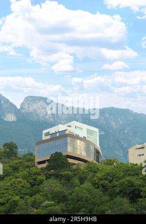 Belle vue sur les bâtiments et les plantes vertes près des montagnes Banque D'Images