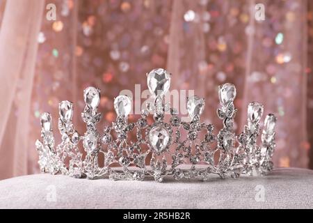 Magnifique tiara d'argent avec diamants sur tissu gris Banque D'Images