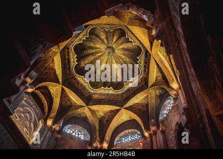 Mihrab (niche de prière) plafond à la Mosquée-Cathédrale de Cordoue intérieur - Cordoue, Andalousie, Espagne Banque D'Images