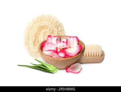 Belle composition avec bol de pétales de rose, éponge de loofah et pinceau de bambou sur fond blanc. Soins thermaux Banque D'Images