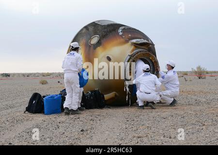 Site d'atterrissage de Dongfeng. 4th juin 2023. La capsule de retour du vaisseau spatial habité de la Shenzhen-15 touche en toute sécurité le site d'atterrissage de Dongfeng, dans la région autonome de Mongolie intérieure du nord de la Chine, 4 juin 2023. Credit: Li Zhipeng/Xinhua/Alay Live News Banque D'Images