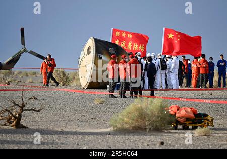 Site d'atterrissage de Dongfeng. 4th juin 2023. La capsule de retour du vaisseau spatial habité de la Shenzhen-15 touche en toute sécurité le site d'atterrissage de Dongfeng, dans la région autonome de Mongolie intérieure du nord de la Chine, 4 juin 2023. Credit: Lian Zhen/Xinhua/Alay Live News Banque D'Images