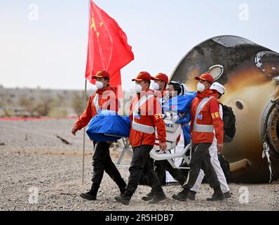 Site d'atterrissage de Dongfeng. 4th juin 2023. L'astronaute Deng Qingming est sorti de la capsule de retour du vaisseau spatial habité de Shenzhen-15 au site d'atterrissage de Dongfeng, dans la région autonome de Mongolie intérieure du nord de la Chine, 4 juin 2023. La capsule de retour du vaisseau spatial avec pilote de la Shenzhen-15, transportant les astronautes Fei Junlong, Deng Qingming et Zhang lu, a touché dimanche en toute sécurité le site d'atterrissage de Dongfeng, dans la région autonome de la Mongolie intérieure, dans le nord de la Chine. Credit: Lian Zhen/Xinhua/Alay Live News Banque D'Images