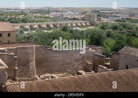 Tour de la Dove (Torre de la Paloma) et Cour des femmes à Alcazar de los Reyes Cristianos - Cordoue, Andalousie, Espagne Banque D'Images