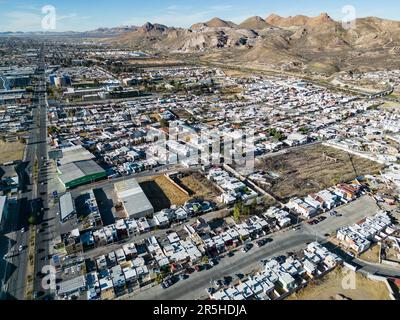 Prise par un drone dans l'après-midi, l'image illustre l'étendue de la région nord de la ville, avec la majestueuse Sierra de nombre de Dios mounta Banque D'Images