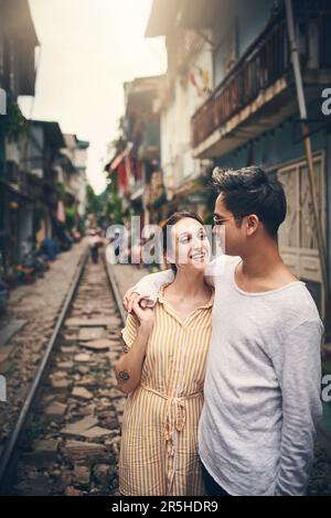 Le type le plus beau ici. Un jeune couple qui marche dans les rues du Vietnam. Banque D'Images