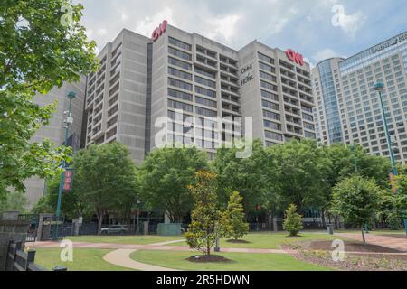 ATLANTA, GA – 1 juin 2023 : l'hôtel Omni Atlanta au centre CNN est vu dans le centre-ville d'Atlanta. Banque D'Images