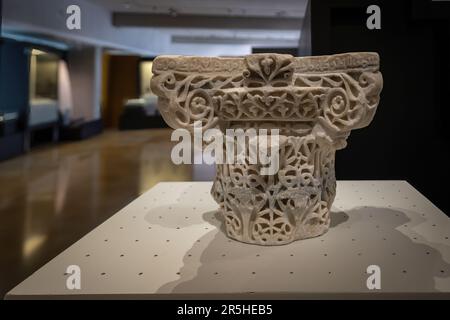 Colonne de marbre capitale de Madinat Al-Zhara (Medina Azahara) au Musée archéologique de Cordoue - Cordoue, Andalousie, Espagne Banque D'Images