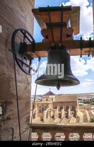 Cloche à la Mosquée-cathédrale de la Tour de Cordoue - Cordoue, Andalousie, Espagne Banque D'Images