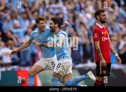 Londres, Royaume-Uni. 4th juin 2023. Ilkay Gundogan (C) de Manchester City célèbre après avoir marqué le deuxième but avec son coéquipier John Stones (L) lors du match final de la coupe FA entre Manchester City et Manchester United à Londres, en Grande-Bretagne, le mois de juin. 3, 2023. Man City a gagné 2-1. Credit: Xinhua/Alay Live News Banque D'Images