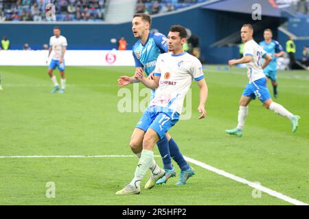 Saint-Pétersbourg, Russie. 03rd juin 2023. Mohamed Brahimi (No.17) de Fakel Voronezh et Daler Kuzyaev (No.14) de Zenit en action pendant le match de football de la première Ligue russe entre Zenit Saint-Pétersbourg et Fakel Voronezh à Gazprom Arena. L'équipe de Zenit FC a gagné contre Fakel Voronezh avec un score final de 1:0. Crédit : SOPA Images Limited/Alamy Live News Banque D'Images