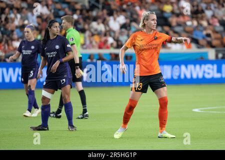 Houston, États-Unis. 03rd juin 2023. Houston, Texas, 3 juin 2023 : Sophie Schmidt (13 Houston Dash) dirige son équipe lors du match de saison régulière du Houston Dash et de la fierté d'Orlando au stade Shell Energy à Houston, Texas. (GIA Quilap/SPP) crédit: SPP Sport Press photo. /Alamy Live News Banque D'Images