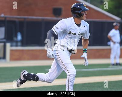 2 juin 2023: Wake Forest University Fresmman Marek Houston (7) court à première. Wake Forest remporte 12 - 0 contre George Mason. Tournoi régional NCAA - match de baseball entre George Mason et Wake Forest University au stade de baseball David F. Couch, Winston Salem. Caroline du Nord.David Beach/CSM Banque D'Images