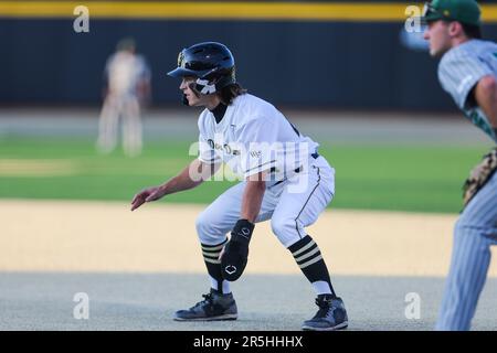 2 juin 2023: Wake Forest University sophomore Tommy Hawke (24) prend d'abord la tête. Wake Forest remporte 12 - 0 contre George Mason. Tournoi régional NCAA - match de baseball entre George Mason et Wake Forest University au stade de baseball David F. Couch, Winston Salem. Caroline du Nord.David Beach/CSM Banque D'Images