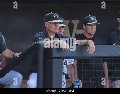 2 juin 2023: Tom Walter est l'entraîneur de baseball pour les hommes de Wake Forest. Wake Forest remporte 12 - 0 contre George Mason. Tournoi régional NCAA - match de baseball entre George Mason et Wake Forest University au stade de baseball David F. Couch, Winston Salem. Caroline du Nord.David Beach/CSM Banque D'Images