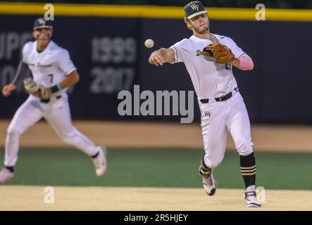 2 juin 2023: Wake Forest Université junior Brock Wilken (25) fait jeter à la première. Wake Forest remporte 12 - 0 contre George Mason. Tournoi régional NCAA - match de baseball entre George Mason et Wake Forest University au stade de baseball David F. Couch, Winston Salem. Caroline du Nord.David Beach/CSM Banque D'Images