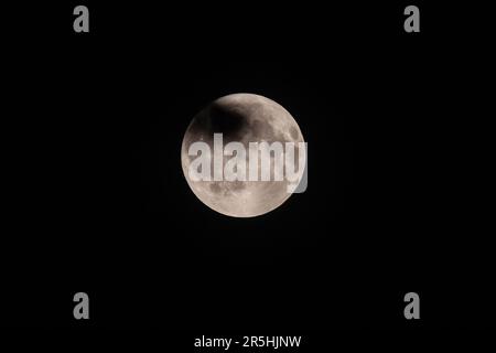 Londres, Royaume-Uni. 04th juin 2023. Une pleine lune également connue sous le nom de la Strawberry Moon de juin s'élève au-dessus de Twickenham. Crédit : SOPA Images Limited/Alamy Live News Banque D'Images