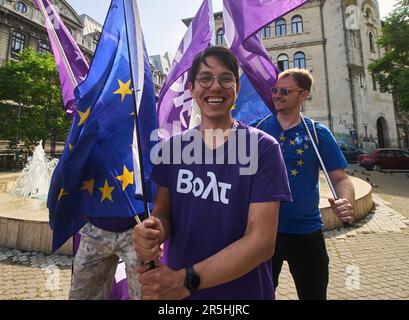 Bucarest, Roumanie. 3rd juin 2023 : les jeunes détenteurs des drapeaux de l'UE et de la Volt apprécient d'être photographiés lorsqu'ils participent à la marche de « l'unité européenne maintenant : la Roumanie à Schengen ! » Là où plusieurs centaines de personnes, dont la plupart, environ 400 citoyens européens de l'étranger, ont demandé l'adhésion de la Roumanie et de la Bulgarie à Schengen. La marche est organisée par le parti politique progressiste pragmatique pan-européen Volt Europa et Volt Romania, sur une route d'un kilomètre et demi à partir du centre-ville de Bucarest et se terminant au Palais Victoria, le siège du gouvernement roumain. Crédit : Lucian Alecu/ Banque D'Images