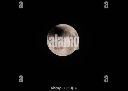 Londres, Royaume-Uni. 04th juin 2023. Une pleine lune également connue sous le nom de la Strawberry Moon de juin s'élève au-dessus de Twickenham. (Photo de Tejas Sandhu/SOPA Images/Sipa USA) Credit: SIPA USA/Alay Live News Banque D'Images