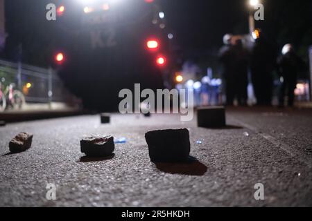 Leipzig, Allemagne. 04th juin 2023. Des pierres se trouvent derrière un canon à eau de police. Au cours des manifestations de protestation de la scène de gauche dans le cadre du procès de Lina, il y a eu des émeutes entre des personnes à capuchon et la police dans le district de Connewitz le week-end. Credit: Sebastian Willnow/dpa/Alay Live News Banque D'Images