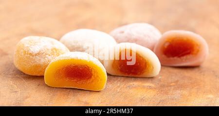 Une gamme de boulettes de riz tendre Mochi avec remplissage de fruits Banque D'Images