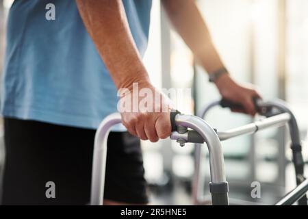 Une étape à la fois. Gros plan d'un homme âgé utilisant un marcheur. Banque D'Images