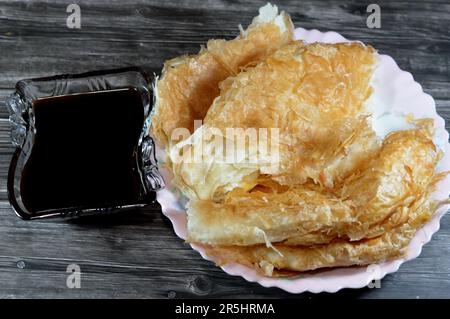 Meshaltet égyptien de feteer, couches sur des couches de pâte à pâtisserie avec des charges de ghee ou de beurre entre les deux avec de la mélasse, une substance visqueuse résultant fro Banque D'Images