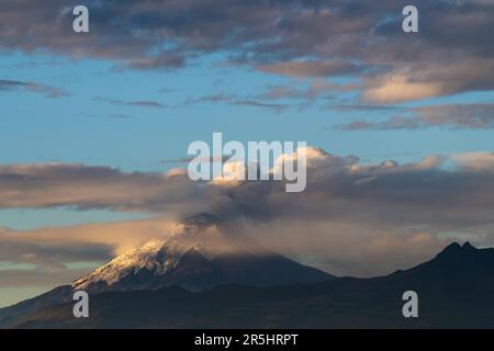 Éruption du volcan Cotopaxi explosion avec nuage de cendres et fumée au lever du soleil, parc national de Cotopaxi, Quito, Equateur. Banque D'Images