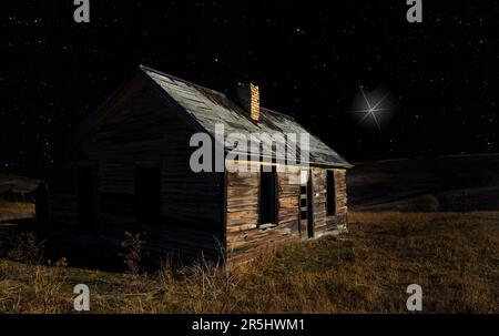 Ancienne maison en ruines la nuit avec une étoile lumineuse qui brille au-dessus Banque D'Images