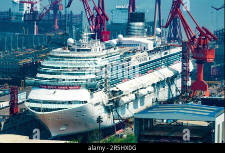 SHANGHAI, CHINE - le 26 AVRIL 2023 - Une vue générale montre la ville magique d'Adora, le premier grand paquebot de croisière construit en Chine, qui est dans les dernières étapes de construction, à Shanghai, Chine, 26 avril 2023. Comme prévu, la ville magique d'Adora commencera officiellement son opération d'amarrage de six jours sur 1 juin 2023. Au cours de cette période, la dynamique de position du navire de croisière sera contrôlée par le tracteur de rivage, et trois essais clés seront effectués, y compris un essai d'inclinaison, un essai de chasse au ras, un essai de découplage du bateau de sauvetage et un essai de croisière pour vérifier le poids et le centre de gravité de l'ensemble du navire Banque D'Images