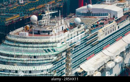 SHANGHAI, CHINE - le 26 AVRIL 2023 - Une vue générale montre la ville magique d'Adora, le premier grand paquebot de croisière construit en Chine, qui est dans les dernières étapes de construction, à Shanghai, Chine, 26 avril 2023. Comme prévu, la ville magique d'Adora commencera officiellement son opération d'amarrage de six jours sur 1 juin 2023. Au cours de cette période, la dynamique de position du navire de croisière sera contrôlée par le tracteur de rivage, et trois essais clés seront effectués, y compris un essai d'inclinaison, un essai de chasse au ras, un essai de découplage du bateau de sauvetage et un essai de croisière pour vérifier le poids et le centre de gravité de l'ensemble du navire Banque D'Images