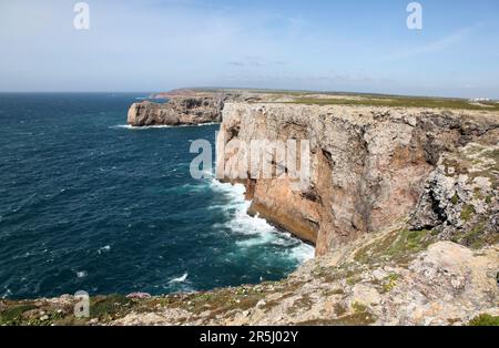 Ligne de falaise escarpée au cap Saint Vincent - Sagres Portugal depuis le phare. Ce cap est situé au point sud-ouest le plus éloigné des Portugais Banque D'Images