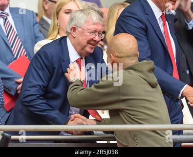 Londres, Royaume-Uni. 03rd juin 2023. 03 juin 2023 - Manchester City / Manchester United - Emirates FA Cup final - Wembley Stadium. PEP Guardiola, directrice de la ville de Manchester, serre la main avec Sir Alex Ferguson, ancien directeur de Manchester United, après la finale de la coupe FA 2023. Crédit photo : Mark pain / Alamy Live News Banque D'Images