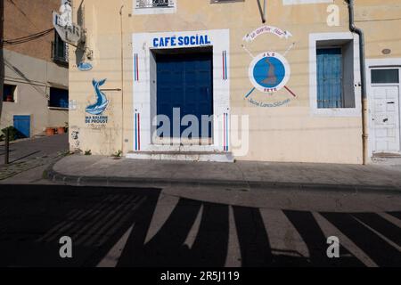 Sete, Herault, France. 27th mai 2023. Un café Setois traditionnel dans le quartier de classe ouvrière du quartier-Haut. La ville de SÃ¨te, autrefois de classe ouvrière, avec ses chantiers navals et son industrie de la pêche, est en train d'être transformée en une destination touristique de premier plan. La gentrification est accélérée par la colonisation des travailleurs nomades et des artistes, qui font monter les prix de l'immobilier. (Credit image: © Laurent Coust/SOPA Images via ZUMA Press Wire) USAGE ÉDITORIAL SEULEMENT! Non destiné À un usage commercial ! Banque D'Images