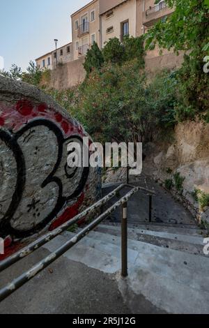 Sete, Herault, France. 27th mai 2023. Escaliers dans la ville pour atteindre le Mont Saint clair qui domine la ville. La ville de SÃ¨te, autrefois de classe ouvrière, avec ses chantiers navals et son industrie de la pêche, est en train d'être transformée en une destination touristique de premier plan. La gentrification est accélérée par la colonisation des travailleurs nomades et des artistes, qui font monter les prix de l'immobilier. (Credit image: © Laurent Coust/SOPA Images via ZUMA Press Wire) USAGE ÉDITORIAL SEULEMENT! Non destiné À un usage commercial ! Banque D'Images