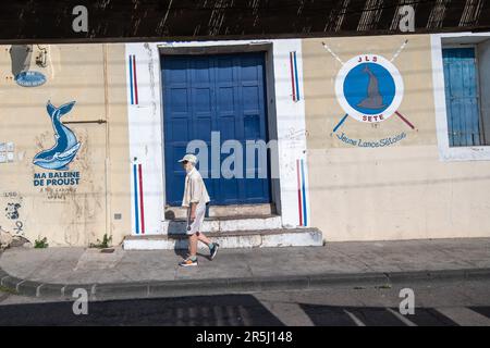 Sete, Herault, France. 27th mai 2023. Un café Setois traditionnel dans le quartier de classe ouvrière du quartier-Haut. La ville de SÃ¨te, autrefois de classe ouvrière, avec ses chantiers navals et son industrie de la pêche, est en train d'être transformée en une destination touristique de premier plan. La gentrification est accélérée par la colonisation des travailleurs nomades et des artistes, qui font monter les prix de l'immobilier. (Credit image: © Laurent Coust/SOPA Images via ZUMA Press Wire) USAGE ÉDITORIAL SEULEMENT! Non destiné À un usage commercial ! Banque D'Images