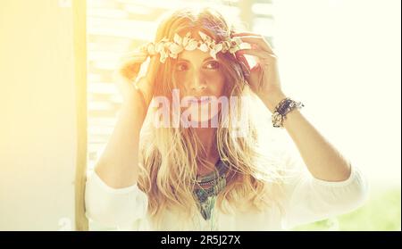 Déesse du printemps. une jeune femme attrayante portant une couronne en coquilles. Banque D'Images