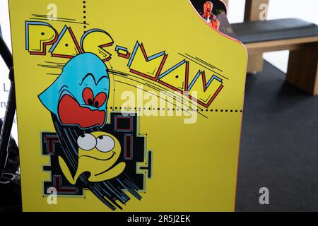 Bordeaux , Aquitaine France - 06 01 2023 : Pac-Man arcade rétro machine à pièces console de jeux vidéo Banque D'Images