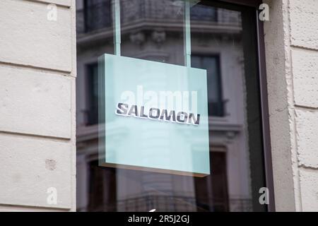 Bordeaux , Aquitaine France - 06 01 2023 : logo de la façade de la boutique Salomon marque de texte et de signe Groupe fabricant d'équipements sportifs Banque D'Images